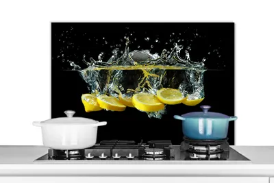 Obrázok produktu pre KitchenYeah® Splashback kitchen - Kuchynský splashback - Ochrana steny sporáka a drezu - Citrón - Ovocie - Žltá - Zátišie - Voda 90x60 - Alu-Dibond (alternatíva skleneného splashbacku) - Tepelne odolný