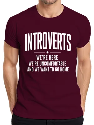 Productafbeelding van Introverte. We voelen ons ongemakkelijk. Uitspraak: "Ik wil weg." Sarcasme. Heren T-shirt, bordeauxrood, maat XL