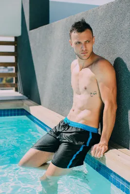 Produktbild von GUGGEN MOUNTAIN Badehose für Herren Schnelltrocknende Badeshorts 1889 mit Kordelzug Beachshorts Boardshorts Schwimmhose Männer schwarz mit blauen Streifen Beach Farbe Schwarz M