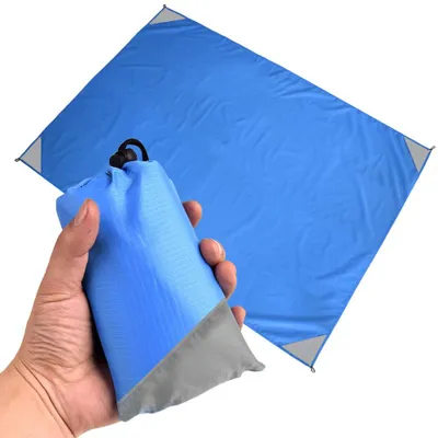 Produktbild von Wasserdichte und praktische, faltbare Picknickmatte für den Außenbereich, feuchtigkeitsbeständige Rasenmatte aus Polyester, karierte Strandmatte – passt leicht in eine kleine Tasche, waschbar, schnelltrocknend und kompakt.