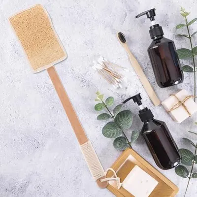 Produktbild von Luffa-Duschbürste mit langem Holzgriff zur Reinigung von Rücken und Körper