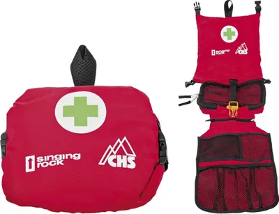 Rote Erste-Hilfe-Tasche von singing rock; mit grünem Kreuz und mehreren Fächern für die Aufbewahrung von Erste-Hilfe-Material.