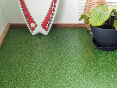 Obrázok produktu pre PVC vinylová podlaha v trávovom vzhľade - Ľahká údržba - Robustná a flexibilná - Tlmiaca zvuk