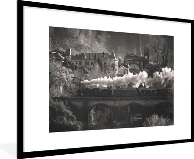 Produktbild von MuchoWow® Gerahmtes Poster Schwarz-Weiß-Foto von einem Dampfzug auf einer Brücke 90x60 cm - Poster mit Schwarzem Bilderrahmen Wandposter Rahmen Foto Bilder - Wanddekoration - Fotos