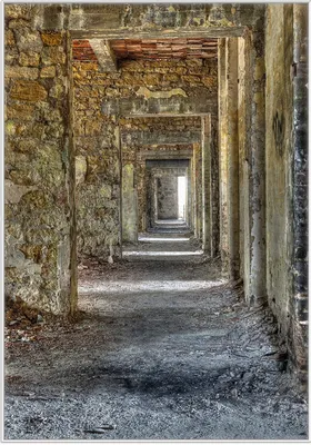 Produktbild von Wallario Wandbild Weg durch eine verlassene Ruine, Größe: 70,30 x 100,30 cm, Poster mit weißem Kunststoffrahmen