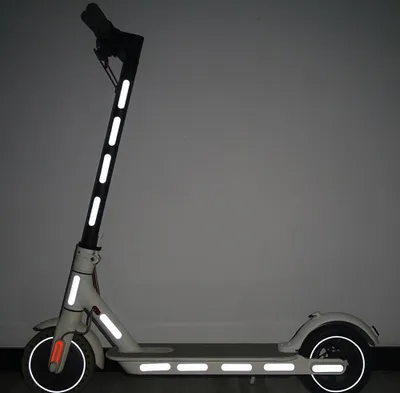 Zdjęcie produktu dla 4x Naklejka odblaksowa SREBRNA do Xiaomi M365 / PRO / PRO 2 / Ninebot Max G30 / Motus Scooty 10