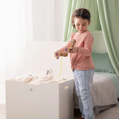 Produktbild von Navaris Spielzeugtruhe aus Holz mit Deckel - Truhe Sitzbank Spielzeugkiste für Kinder - 60 x 38 x 42 cm Holzkiste für Kinderzimmer groß - Weiß