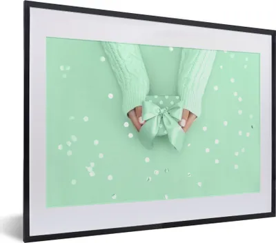 Produktbild von MuchoWow® MuchoWow® Gerahmtes Poster Mintgrünes Geschenk 40x30 cm - Poster mit zchwarzem Bilderrahmen - Bilderrahmen - Poster im Rahmen