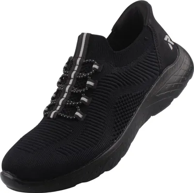 Das Bild zeigt einen Freizeitschuh in der Farbe Schwarz der von der Seite betrachtet wird. Der Schuh hat ein sportliches Design mit einer Kombination aus verschiedenen Materialien und einer auffälligen Sohle.