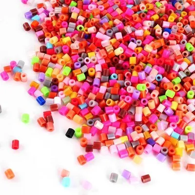 Imagen del producto de Juego de cuentas grandes de plástico con 1000 unidades en 20 colores, ideal para manualidades en festivales y cumpleaños.
