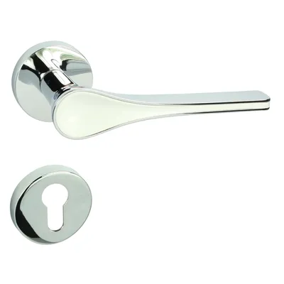 Produktbild von DOMINO Türgriff Drückergarnitur PZ-Profilzylinder Set | Rund-Rosette | Türklinke für Bürotür, Kellertür & Innentür | Türbeschläge aus Znal | Chrom/Weiß Türdrückergarnitur | POLARIS-R M6/WEIß