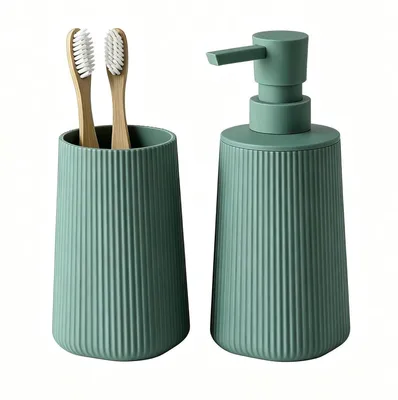Obrázek produktu pro Dvoukousková sada doplňků do koupelny: dávkovač mýdla (250 ml) a kelímek na zubní kartáček, vyrobené z ABS plastu, zelené barvy, s reliéfním vzorem