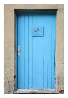 Produktbild von Wallario Wandbild Blaue Tür einer Toilette in einer verlassenen Fabrik in Magdeburg, Größe: 61 x 91,5 cm, Poster mit rahmenlosen Bildhalter
