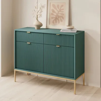 Produktbild von Kommode Kioto 104 cm Grün & Gold – Rillenfront, Goldene Griffe, 2 Türen, 2 Schubladen