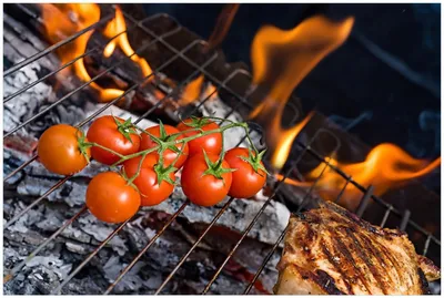 Produktbild von Wallario Premium Glasbild, freischwebende Optik, kräftige Farben, Größe 90 x 60 cm Motiv Tomaten und Steak auf einem Grill
