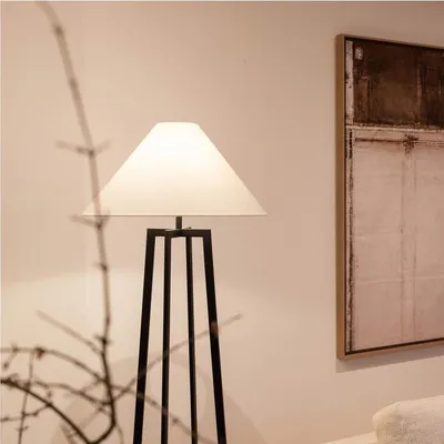 Productafbeelding van Atmooz Leoni staande lamp – Zwart – Witte linnen lampenkap – 170 cm hoog – Metaal – E27 fitting – 60 W – Industriële stijl