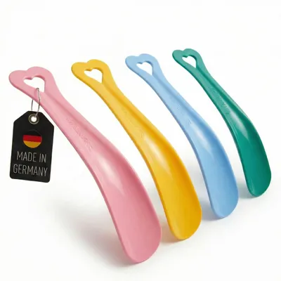 Produktbild von 4 Stück Baby Schuhanzieher Set bis Schuhgröße 24 Kunststoff mit lächelnden Figuren in Grün Blau Gelb Rosa Schuhlöffel klein Plastik Schuhanziehhilfe