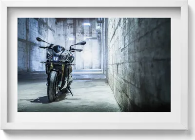 Produktbild von Motorrad in einer betonierten Gasse– Wandbild mit Rahmen – Gerahmtes Bild  – Wanddekoration – 60x40 cm –  Schwarz Rahmen
