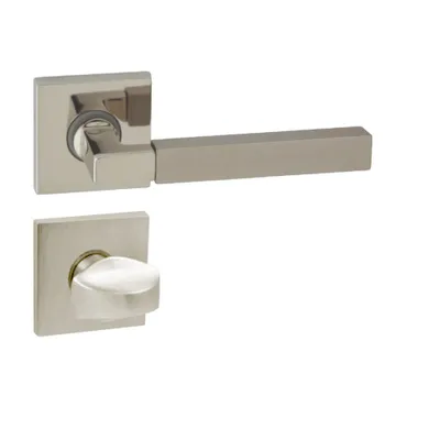 Produktbild von DOMINO Türgriff Drückergarnitur WC - Badezimmer Set | mit quadratische Rosette | für Badezimmertüren | Set WC - Rosetten-Garnitur | Türbeschläge aus Messing |Perlchrom/Nickel |HELENA QR M7/M9