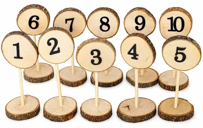 Zehn rustikale Tisch Nummernhalter aus Holz mit den Zahlen 1 bis 10 in natürlicher Baumscheiben-Optik.