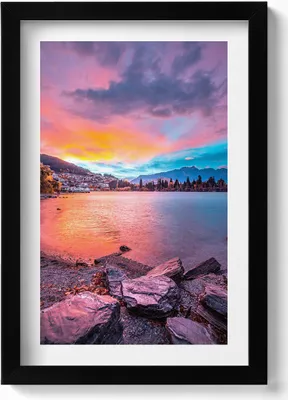 Produktbild von Landschaft einer Stadt in den Bergen bei Sonnenuntergang– Wandbild mit Rahmen – Gerahmtes Bild – Wanddekoration – 20x30 cm – Schwarz