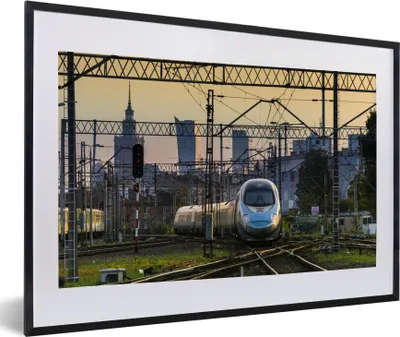 Produktbild von MuchoWow® MuchoWow® Gerahmtes Poster Ein Zug in Warschau 60x40 cm - Poster mit zchwarzem Bilderrahmen - Schlafzimmer - Plakat in Rahmen - Drucken