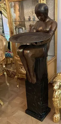 Produktbild von Casa Padrino Luxus Bronze Deko Skulptur Frau mit Teller Bronzefarben / Schwarz 43 x 63 x H. 145 cm - Deko Figur mit Marmorsockel - Wohnzimmer Deko - Büro Deko - Luxus Kollektion