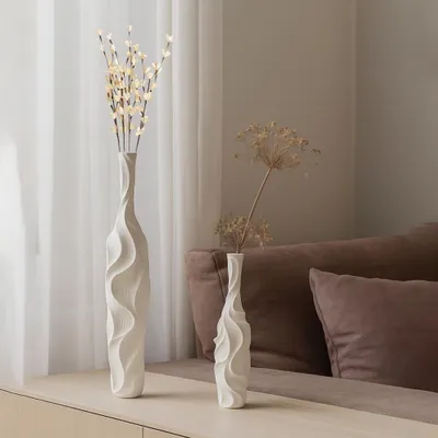 Produktbild von Mattweiße Vase aus Polyresin, 18 x 18 x 89 cm