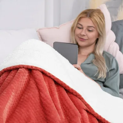 Produktbild von Wohndecke Kuscheldecke zarte Steppung Lammfelloptik  170 x 210 cm - Rot