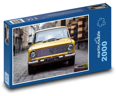 Obrázek produktu pro Puzzle 2000 Žluté historické auto v ulici - martinpuzzle