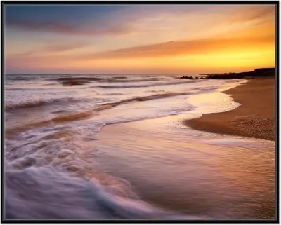 Produktbild von Wallario Wandbild Sonnenuntergang am Strand - Abendspaziergang, Größe: 40,30 x 50,30 cm, Poster mit schwarzem Aluminiumrahmen