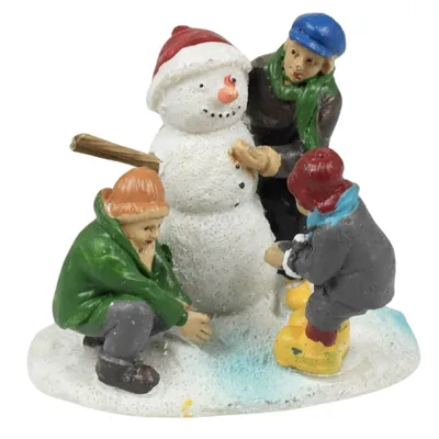  Im Mittelpunkt steht ein fröhlicher Schneemann der von drei Kindern gebaut wird.