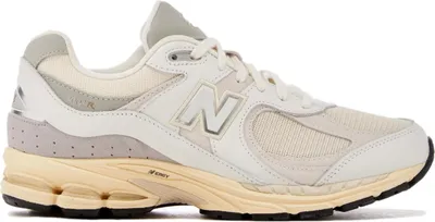 Productafbeelding van New Balance sneakers, model M2002RIA, kleur beige, maat 44