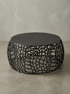 Runder Couchtisch aus schwarzem Metall vor weißem Hintergrund, der Sofatisch überzeugt mit seiner filigranen Ast-Struktur und einer soliden Tischplatte._#sku_BARWL6.695#