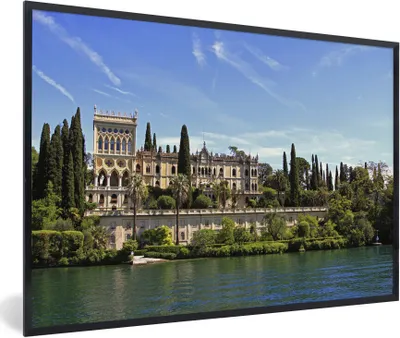 Produktbild von MuchoWow® Gerahmtes Poster Gardasee - Wasser - Haus 60x40 cm - Poster mit Schwarzem Bilderrahmen Wandposter Rahmen Foto Bilder - Printing - Wanddeko Schlafzimmer