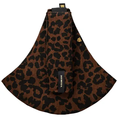 Produktbild von Wildride Kindertrage, 100% Baumwolle, leichte Hüfttrage für Kleinkinder ab 9 Monate, ergonomisches Design, bis 20 kg, Leopardenprint Braun