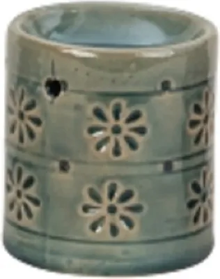Eine blaugrüne Duftlampe mit Blumenmuster in zylindrischer Form. Das Design ist einfach aber elegant