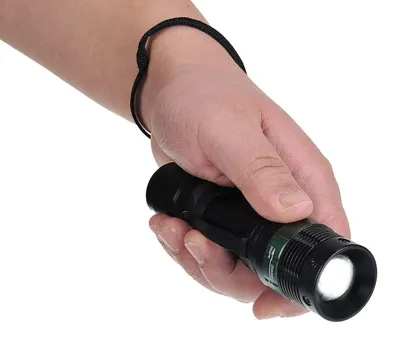 Taktische Taschenlampe 180 Lumen 300m Reichweite 8h Laufzeit Schwarz