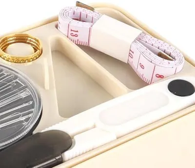 Produktbild von Tragbares Nähset für Zuhause mit Nadel, Fadeneinfädler, Schere und Maßband