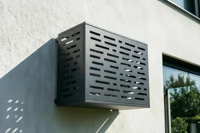 Produktbild von Aneto Arlberg Klimaanlagenabdeckung aus grauem Aluminium mit Bodenplatte – Größe S