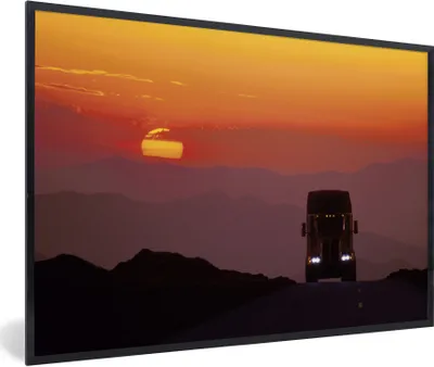 Produktbild von MuchoWow® Gerahmtes Poster Sonnenuntergang hinter dem Lastwagen 90x60 cm - Poster mit Schwarzem Bilderrahmen Wandposter Rahmen Foto Bilder - Fotorahmen - Foto-Plakat