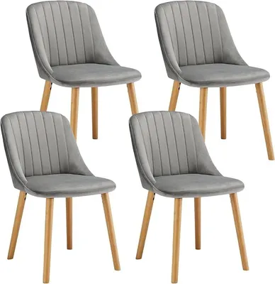 Imagen del producto de Juego de 4 sillas de comedor, tapizadas en terciopelo, ideales para la cocina o el salón. Incluyen respaldo y patas de madera maciza. Color: gris claro