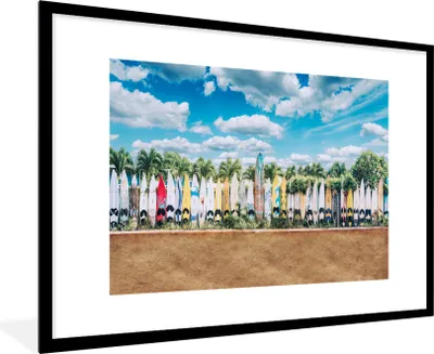 Produktbild von MuchoWow® Gerahmtes Poster Surfbretter in einer Reihe 90x60 cm - Poster mit Schwarzem Bilderrahmen Wandposter Rahmen Foto Bilder - Wanddekoration - Fotos
