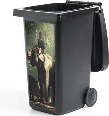 Produktbild von MuchoWow® Mülltonnenaufkleber Elefantentrainer mit einem Elefanten und seinem Baby im Wald 44x98 cm - Containeraufkleber - Aufkleber - Mülltonnen-Aufkleber