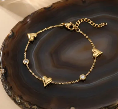 Produktbild von Lundholm Armband Damen Vergoldet my Jutta – Edelstahl PVD Gold – Herzen Strassteine – Hypoallergen  Wasserfest Jewellery