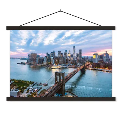 Produktbild von MuchoWow® Textilposter New York - Brooklyn Bridge - Boot 90x60 cm mit schwarzem Rahmen - Aufhängungssatz