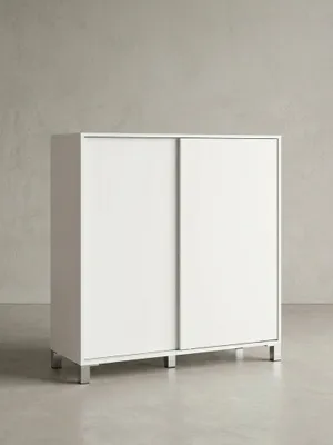 Minimalistischer Schuhschrank in strahlendem Weiß in der Frontansicht. Das 100x108 cm große Flurmöbel zeigt klare Linien und praktische Schiebetüren für ein aufgeräumtes Raumgefühl._#sku_BARWL5.712#