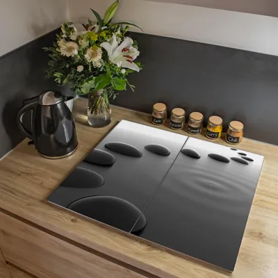 Produktbild von banjado Herdabdeckplatte zweiteilig je 30x52cm groß mit Gummi Abstandshalter, ESG Sicherheitsglas mit Motiv Schwarze Steine [HAP2 12061]