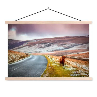 Produktbild von MuchoWow® Textilposter Schottischer Highlander - Kalb - Berg 120x80 cm mit holzfarbenen Rahmen - Aufhängeset