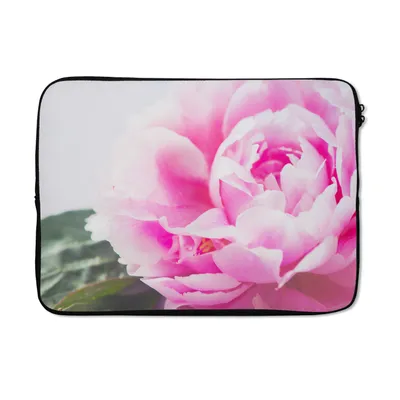 Produktbild von MuchoWow® Laptop Hülle 13 Zoll Nahaufnahme einer rosa Pfingstrose mit Blättern Laptoptasche - Laptophülle - Sleeve - Rundumschutz
